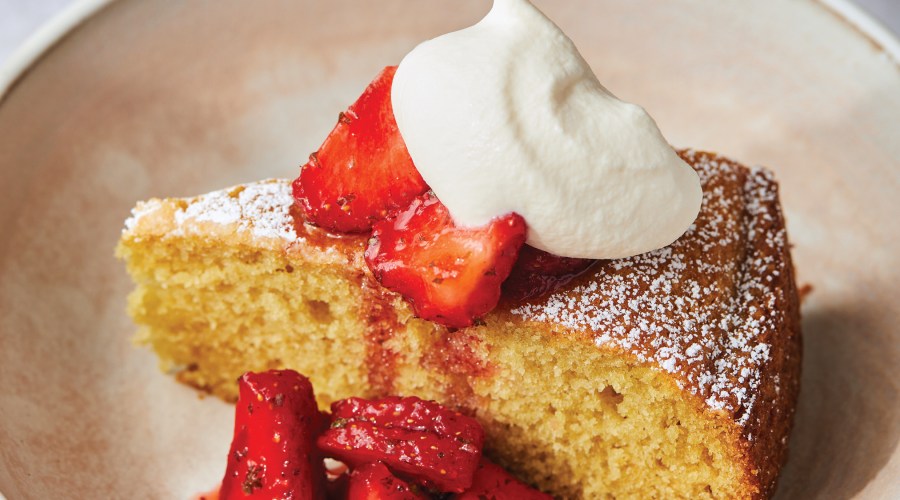 Rosy strawberries with buttermilk cake