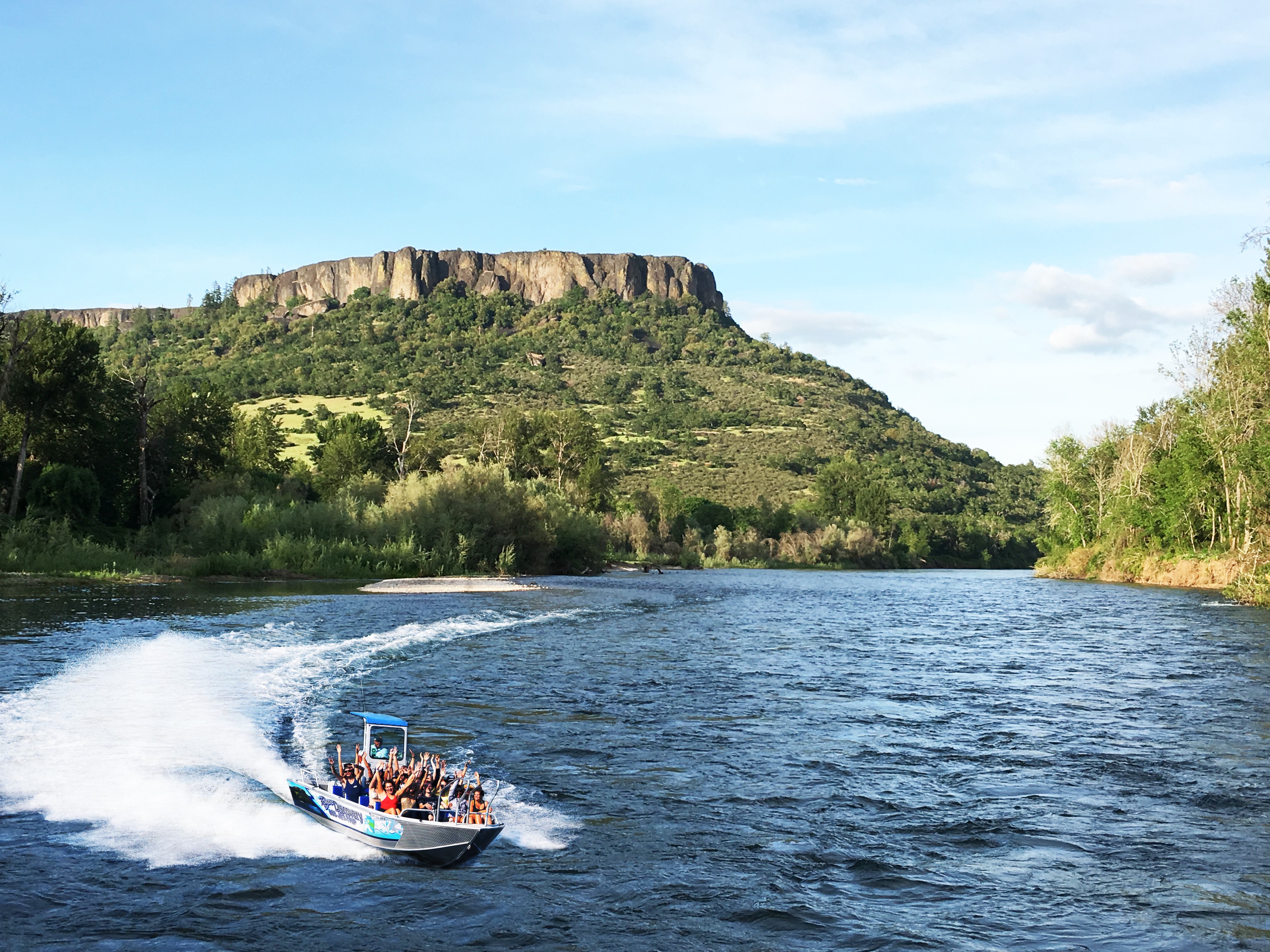tour-boat-at-lower-table-rock