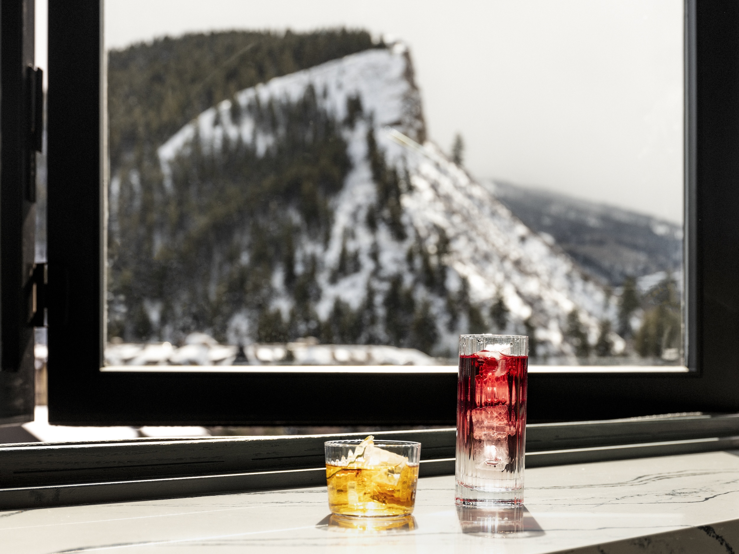 lookout-bar-serves-apres-ski-daily-during-the-ski-season