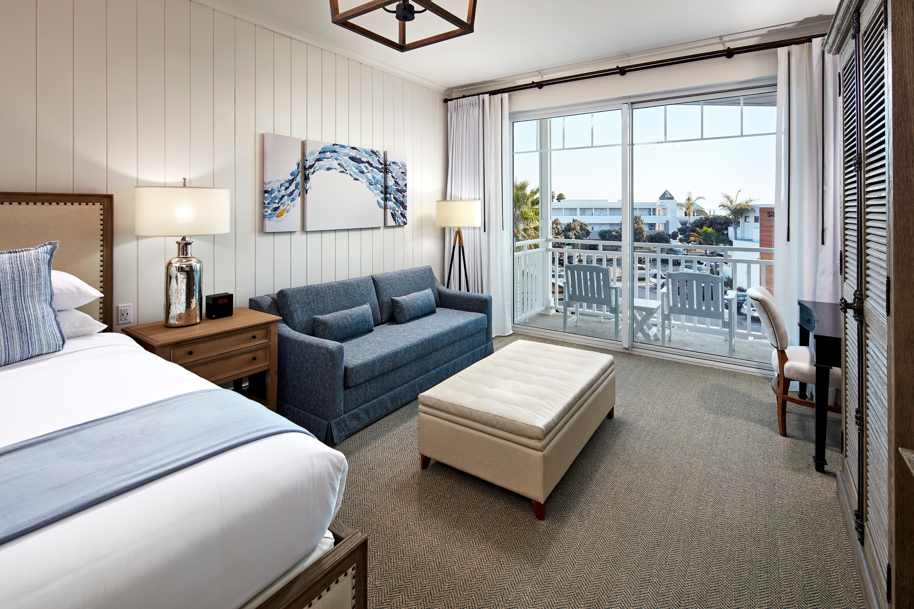 vesperaresort_guestroom_king-living-area