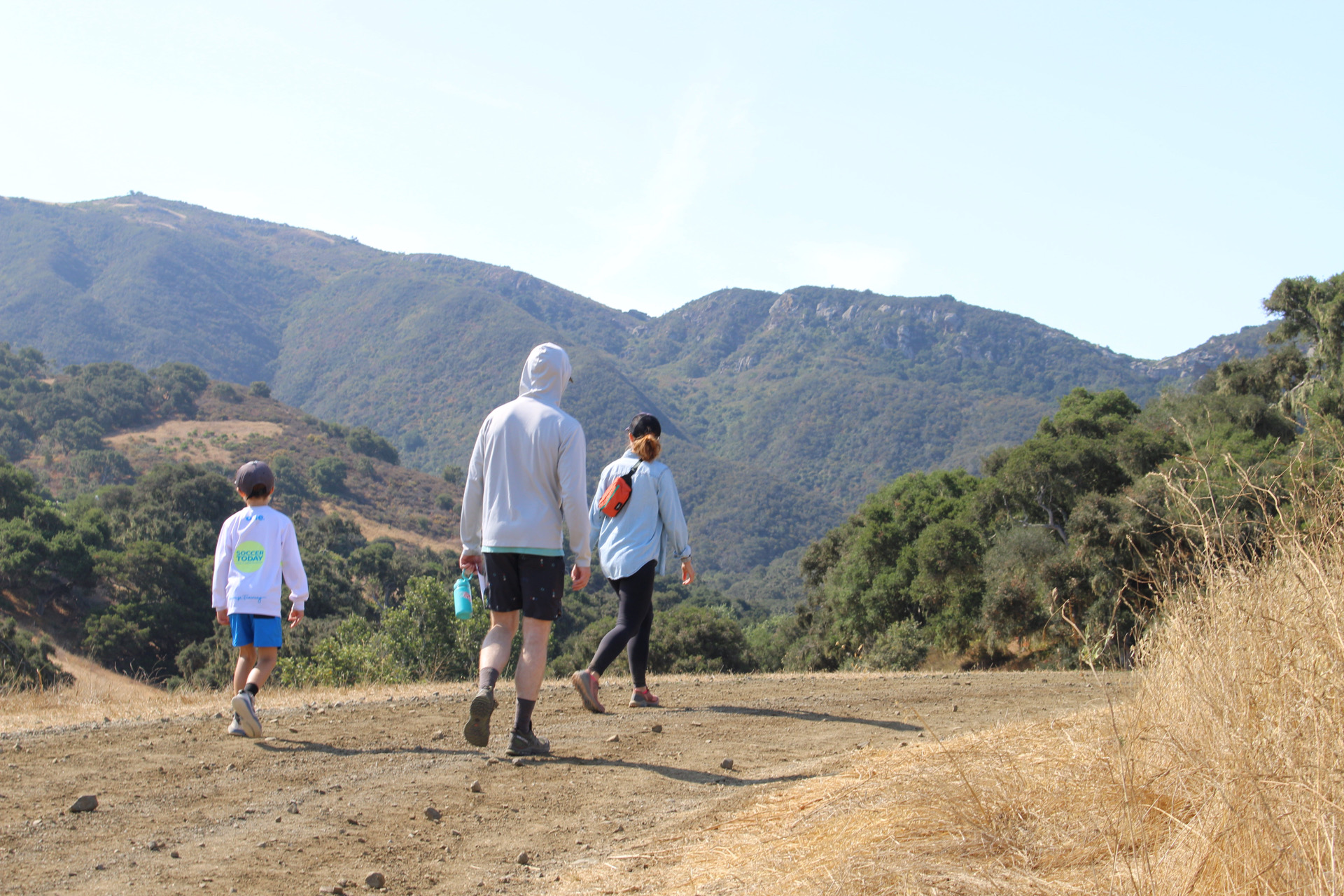 walkers-taking-in-the-mountain-views-at-alma-rosa-staff-photographer