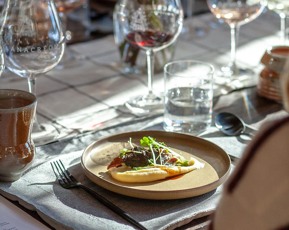 wine-tasting-in-newberg_creditbrittneyeisele_courtesytastenewberg