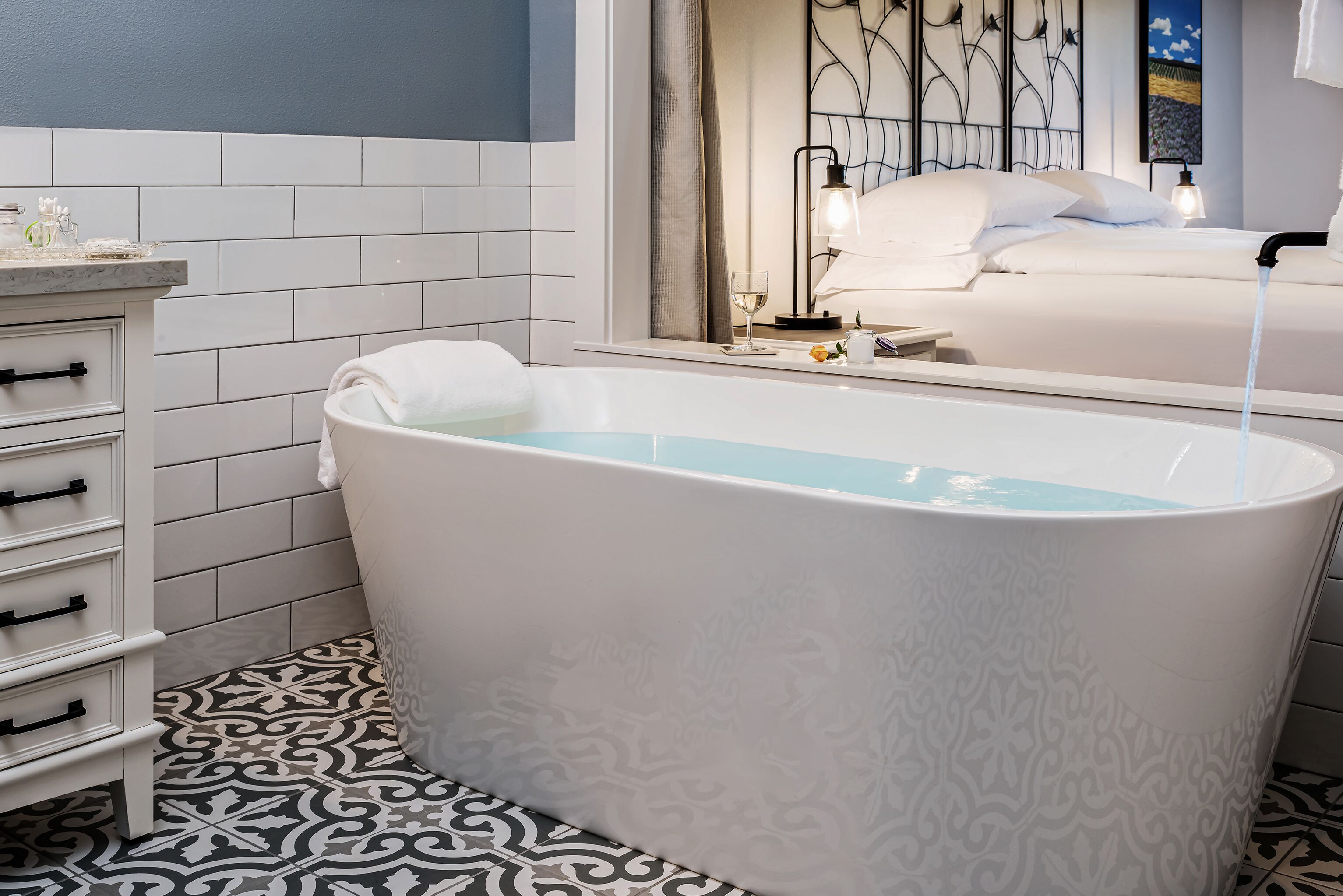 yellow-room-tub-and-bed