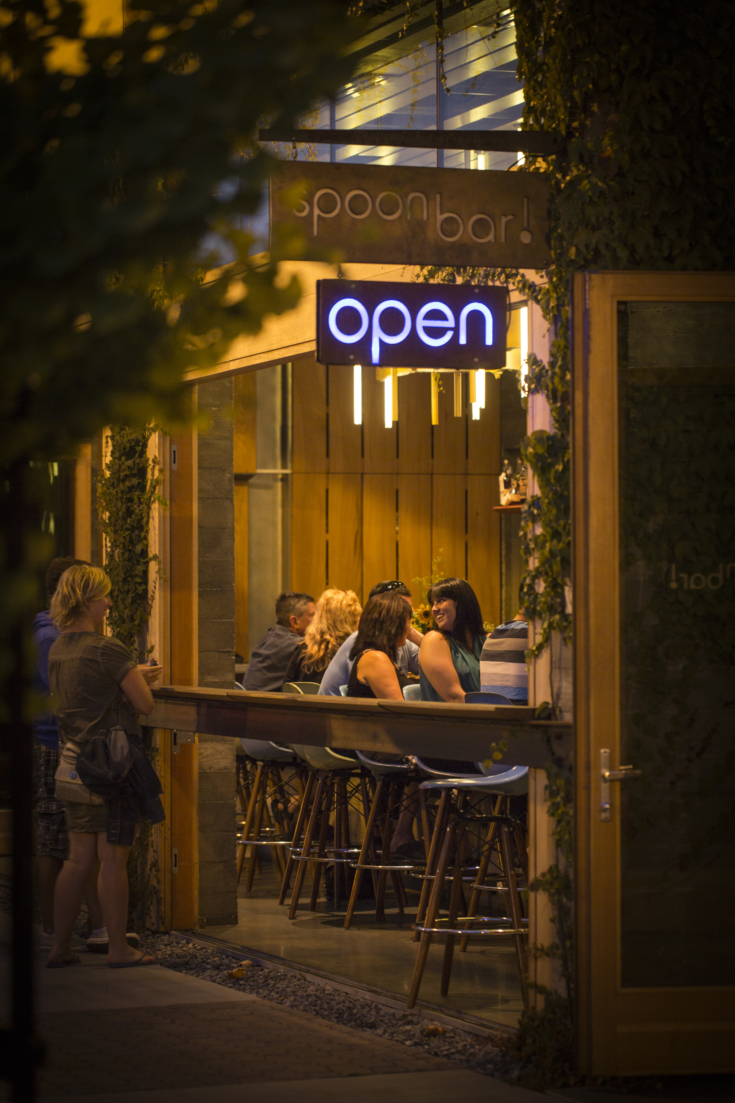 outdoor-seating-at-spoonbar