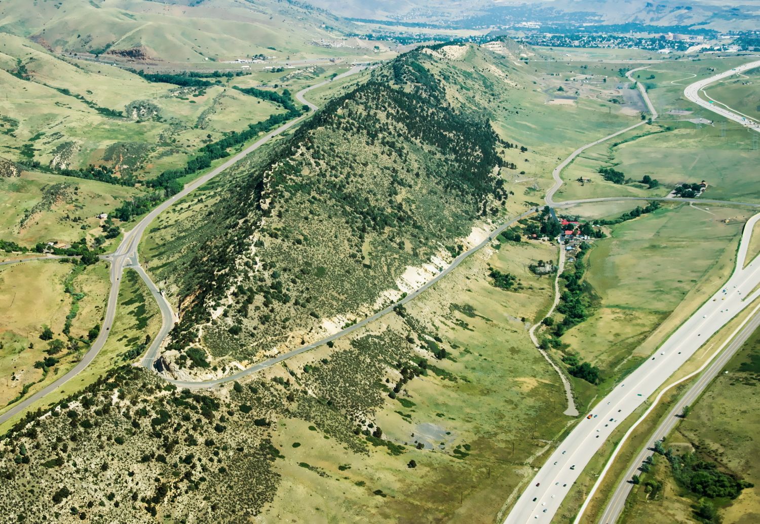 dinosaur-ridge-is-part-of-the-fossiliferous-dakota-hogback-20-miles-west-of-denver-colorado