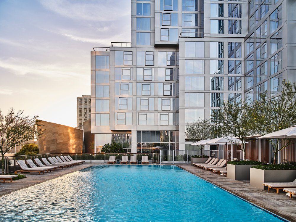 rooftop-pool-at-conrad-los-angeles