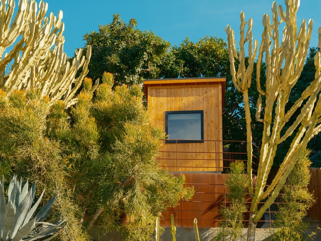 A Hilltop Mid-Century Modern Bungalow in Los Angeles Is a Zen Sanctuary