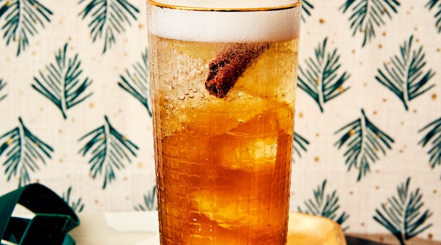 Apple Pie Cocktail in a tall glass, with cinnamon stick and apple round as garnish