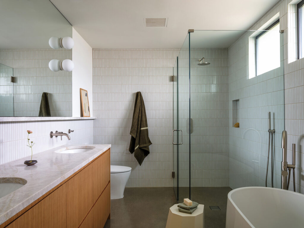 Bathroom in Portland Mid-Century House by Ment Architecture
