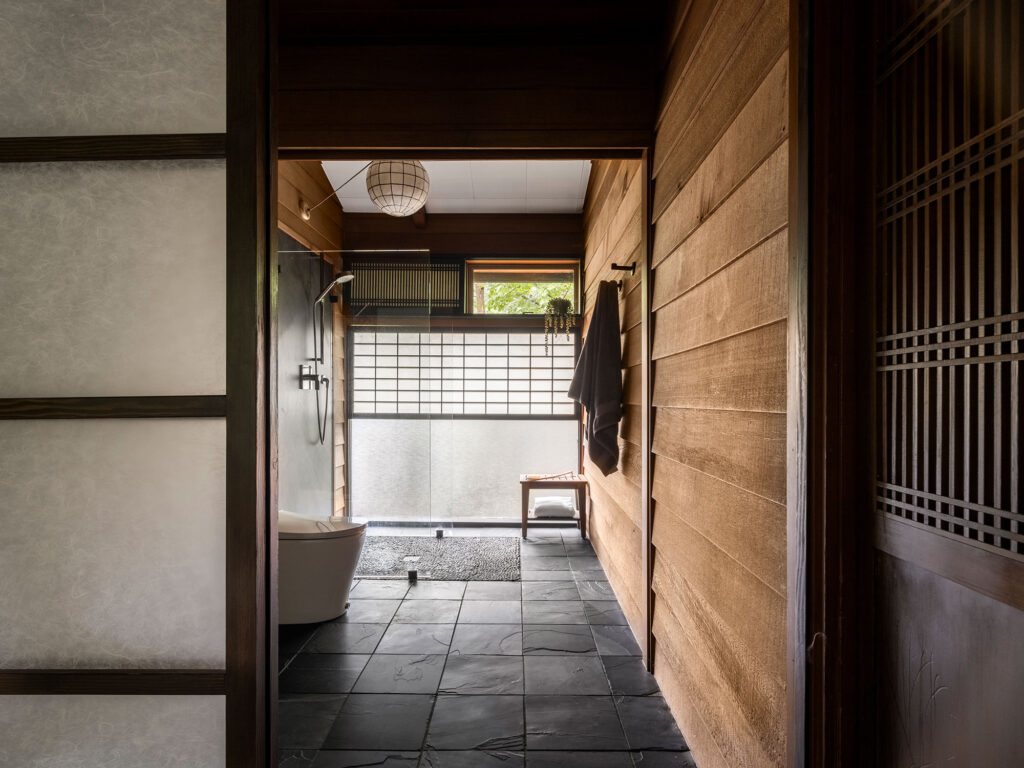 Bathroom in Seattle Mid-Century House by KP Spaces