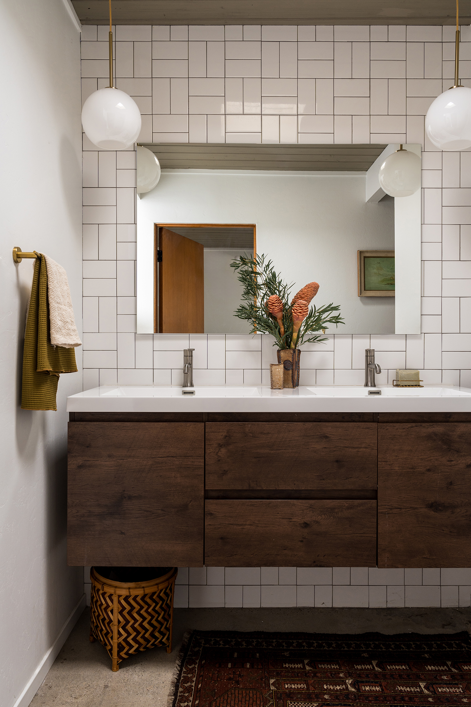Bathroom in Thousand Oaks Eichler by Sophia deDomenico Et Sal Interiors
