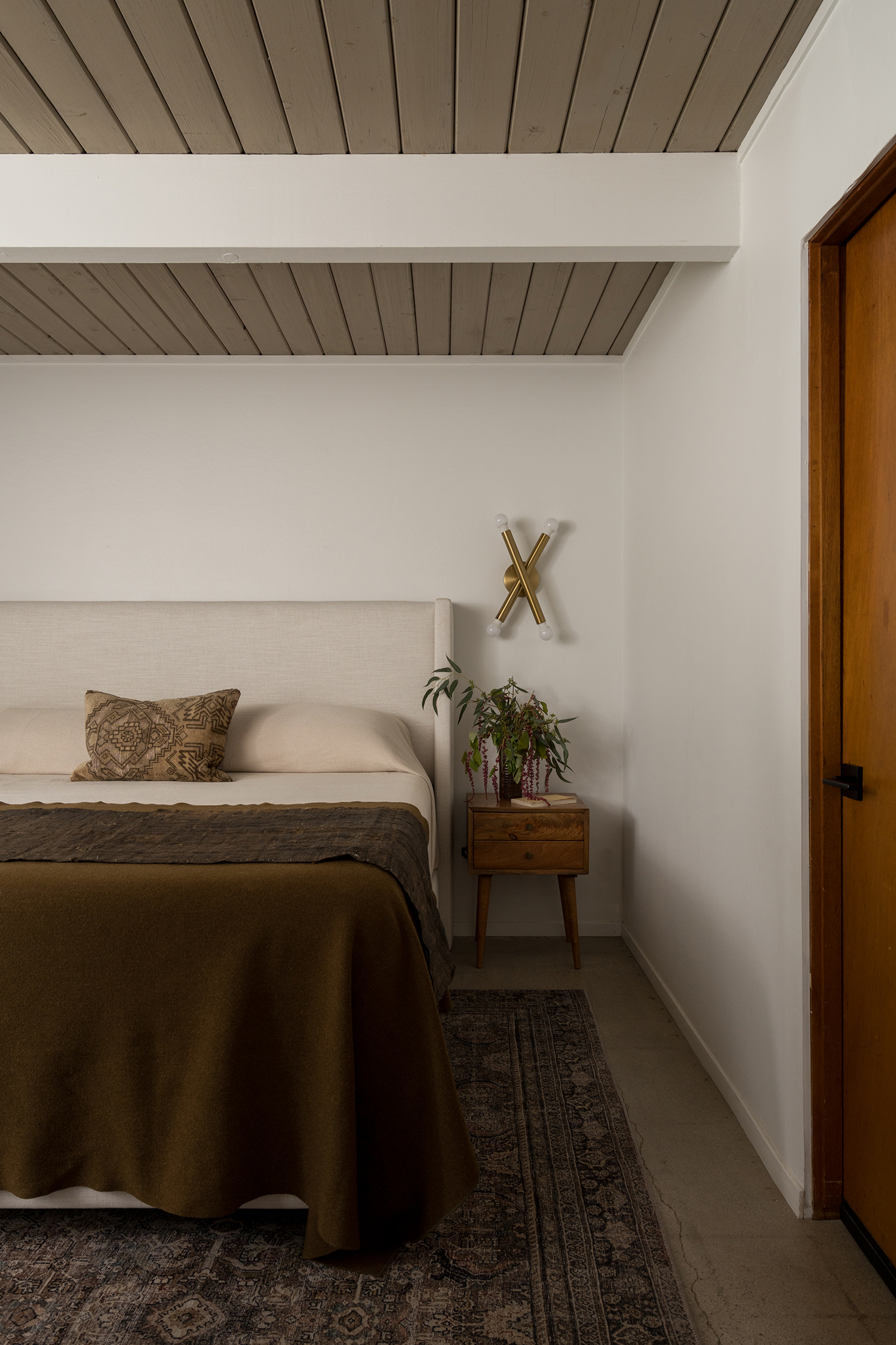 Bedroom in Thousand Oaks Eichler by Sophia deDomenico Et Sal Interiors