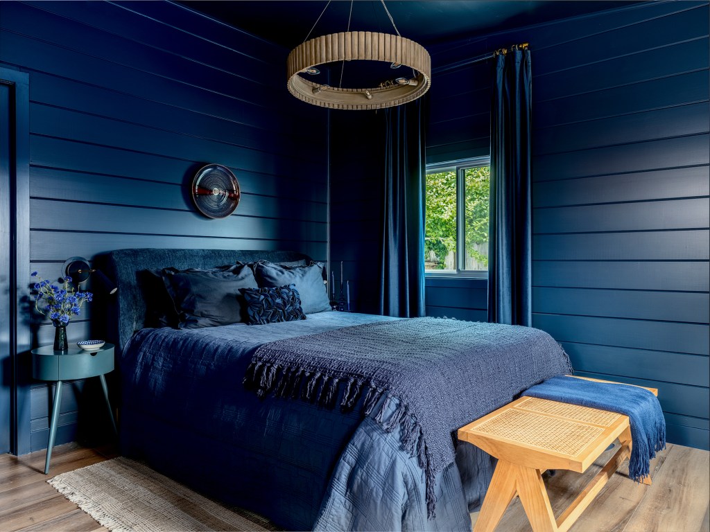 Inside a Cozy Beach Bungalow That Has Just the Right Amount of Color and Drama