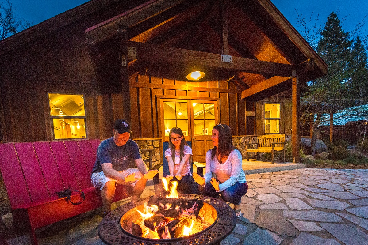evergreen-lodge-nightly-fireside-smores