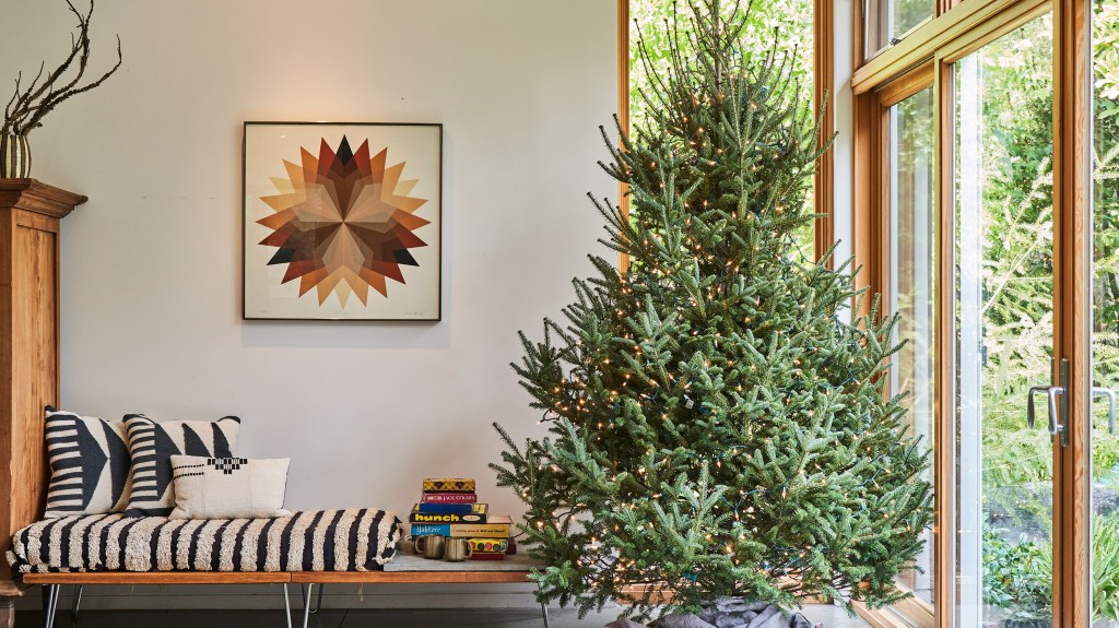 5 Smart Ways Professional Organizers Put Away Their Holiday Decorations