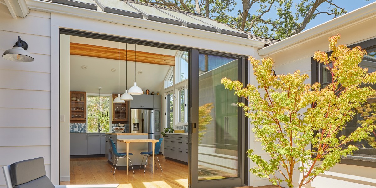Courtyard in Ranch House by Ogawa Fisher Architects