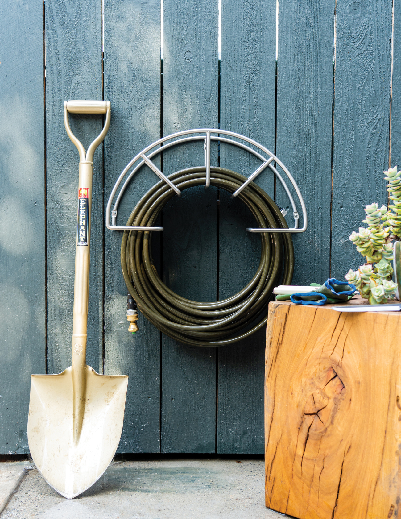 Elephant Shovel Arco Hose Valet