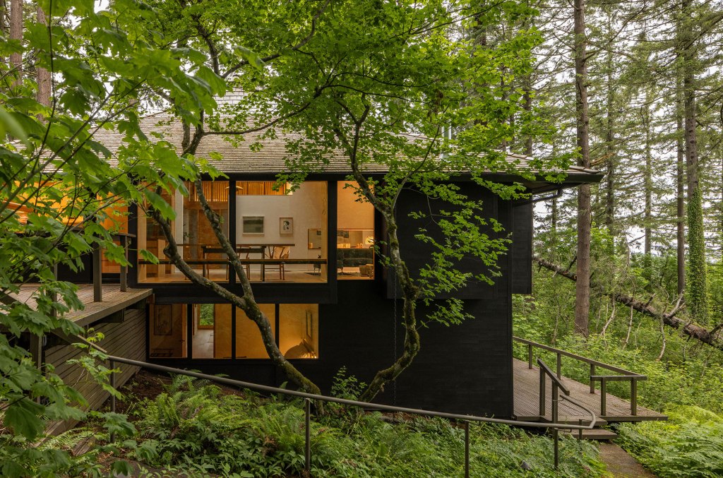 Inside a Mid-Century Home with an ‘East Meets Pacific Northwest’ Minimalist Aesthetic