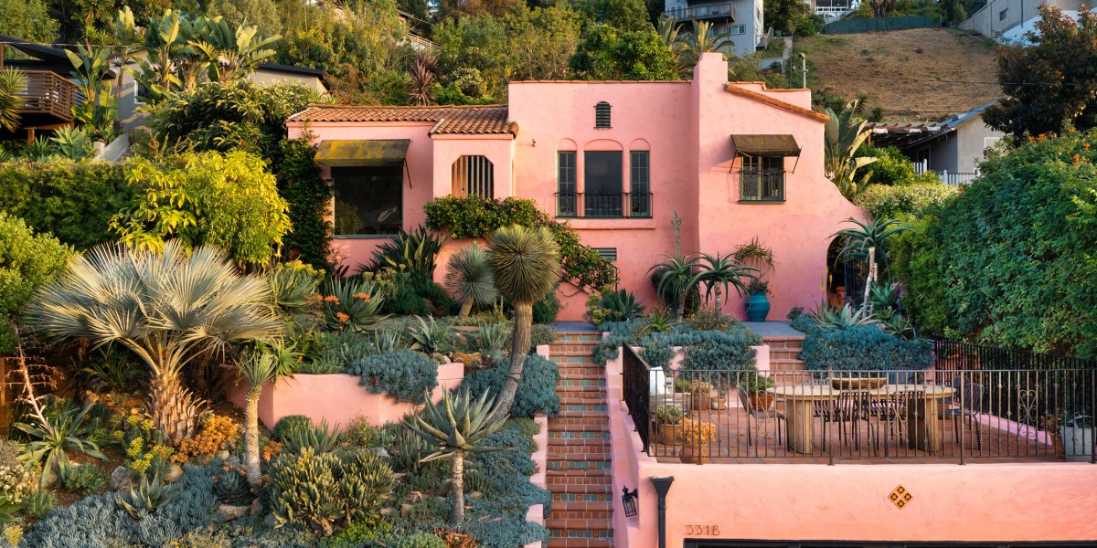 Exterior Pink Mount Washington House