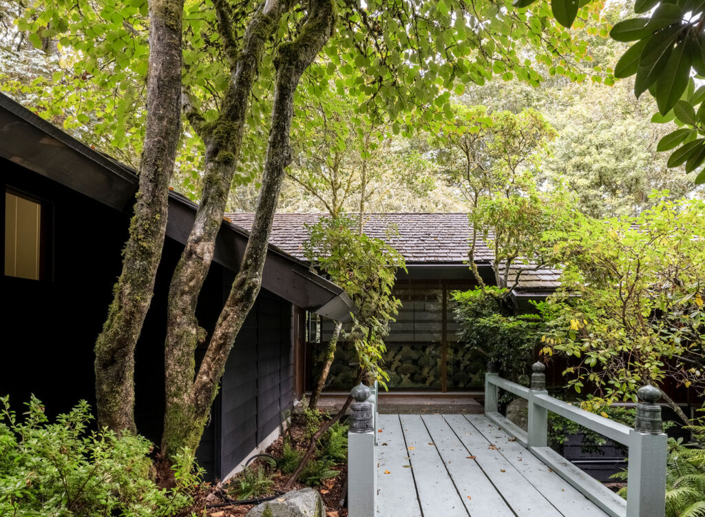 Exterior Seattle Mid-Century House by KP Spaces