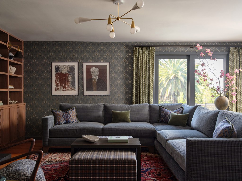 This Is How You Make a Huge House Feel Cozy