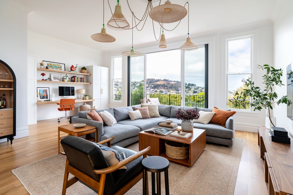A House Stuck in the ’90s Is Transformed for a Couple Who Loves Murder Mystery Parties
