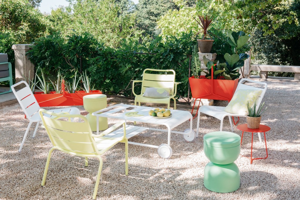 Colorful Accessories to Transform Your Patio into an Outdoor Oasis
