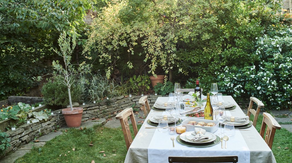 5 Staples You Need for the Perfect Outdoor Dining Setup