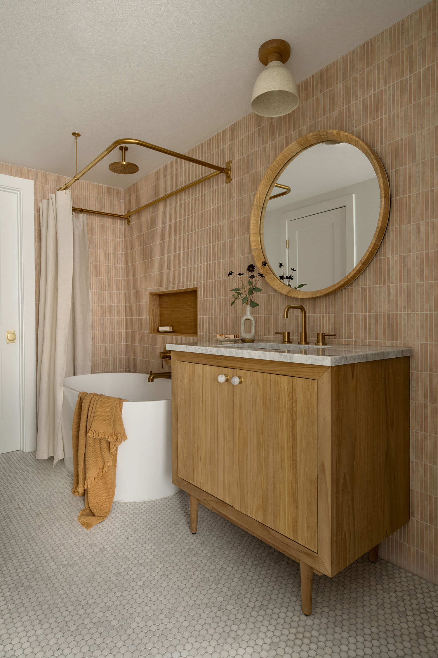 Guest Bathroom in 1970s Lake House by Lizzie Green