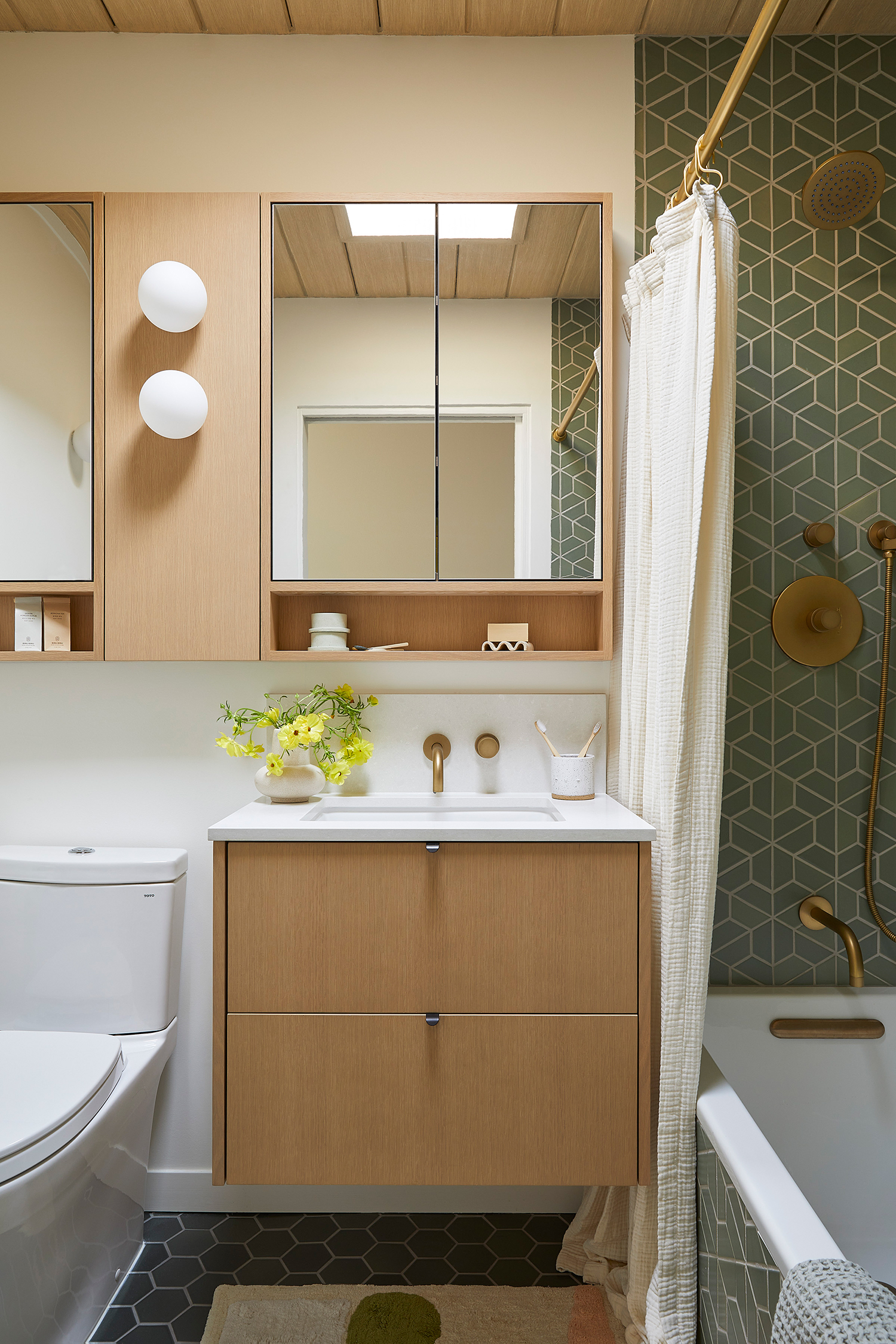 Guest Bathroom in San Mateo Eichler by Cathie Hong