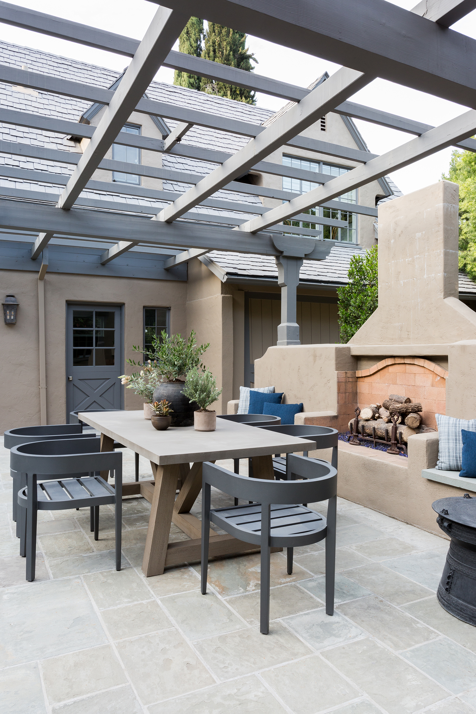 Hancock Park Outdoor Dining Area by Jenn Feldman