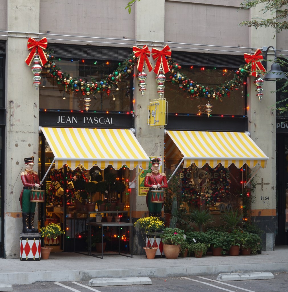 3 Quick and Cheerful Ways to Decorate for the Holidays with French Flair