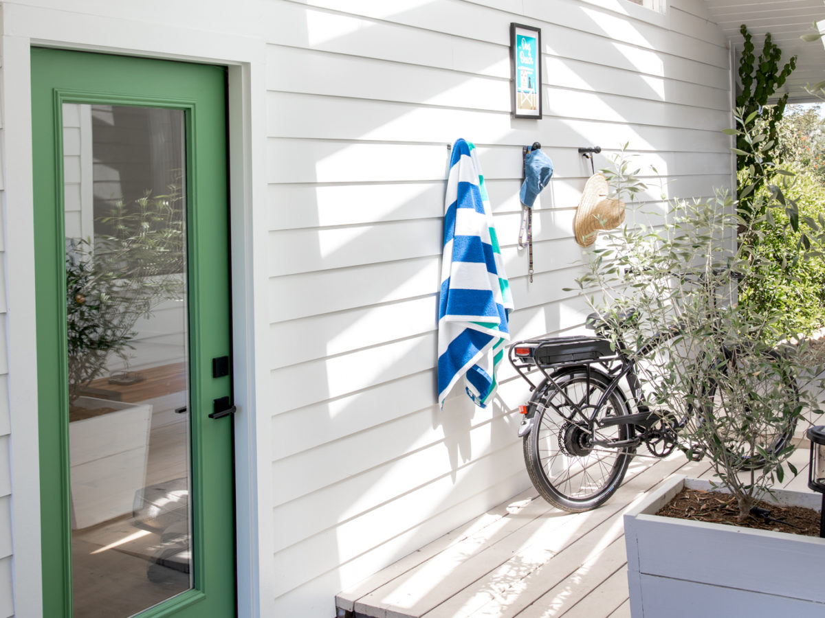 door trim Folly Green Farrow & Ball Montecito