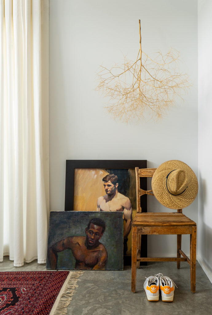 vintage-paintings-bedroom-decor