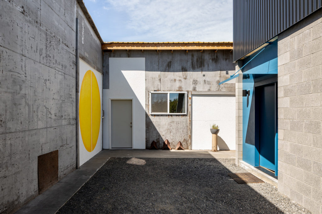 courtyard-farm-building-weekend-retreat-washington