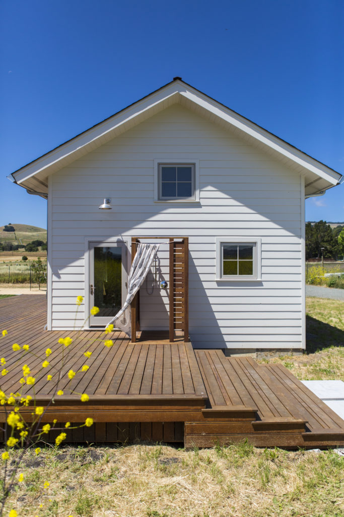outdoor-shower-barn-studio-gustave-carlson-sonoma