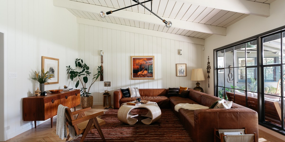 A Touch of Dark Glamour Transforms a Pasadena Ranch House