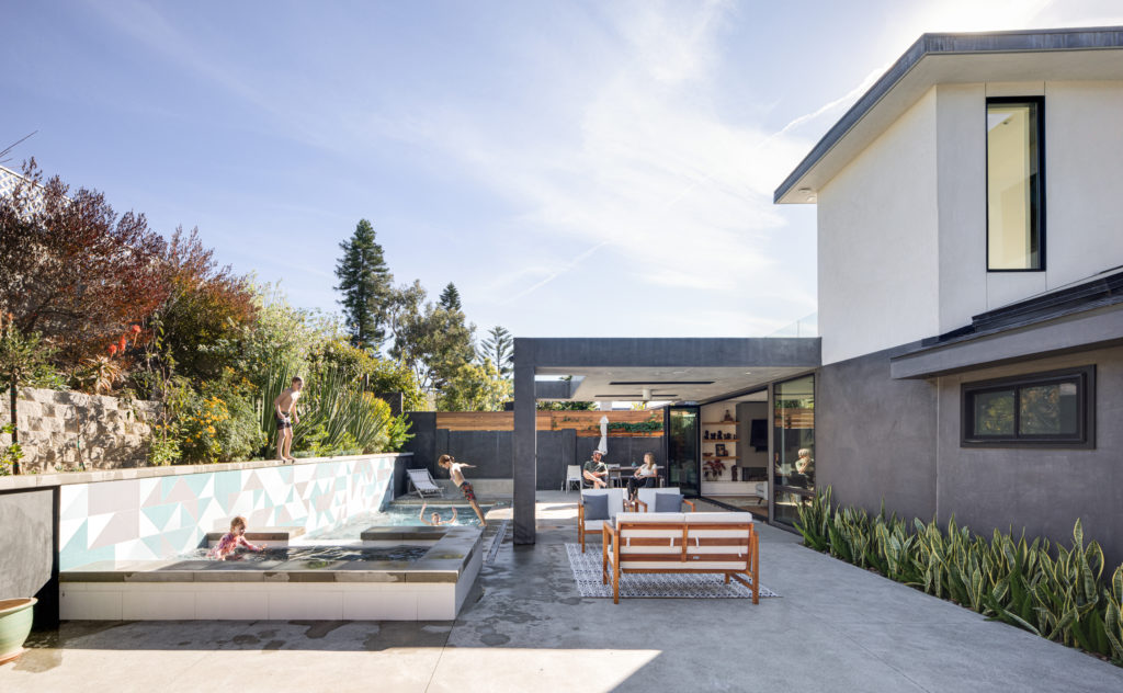 indoor-outdoor-living-laguna-beach-modern-family-home
