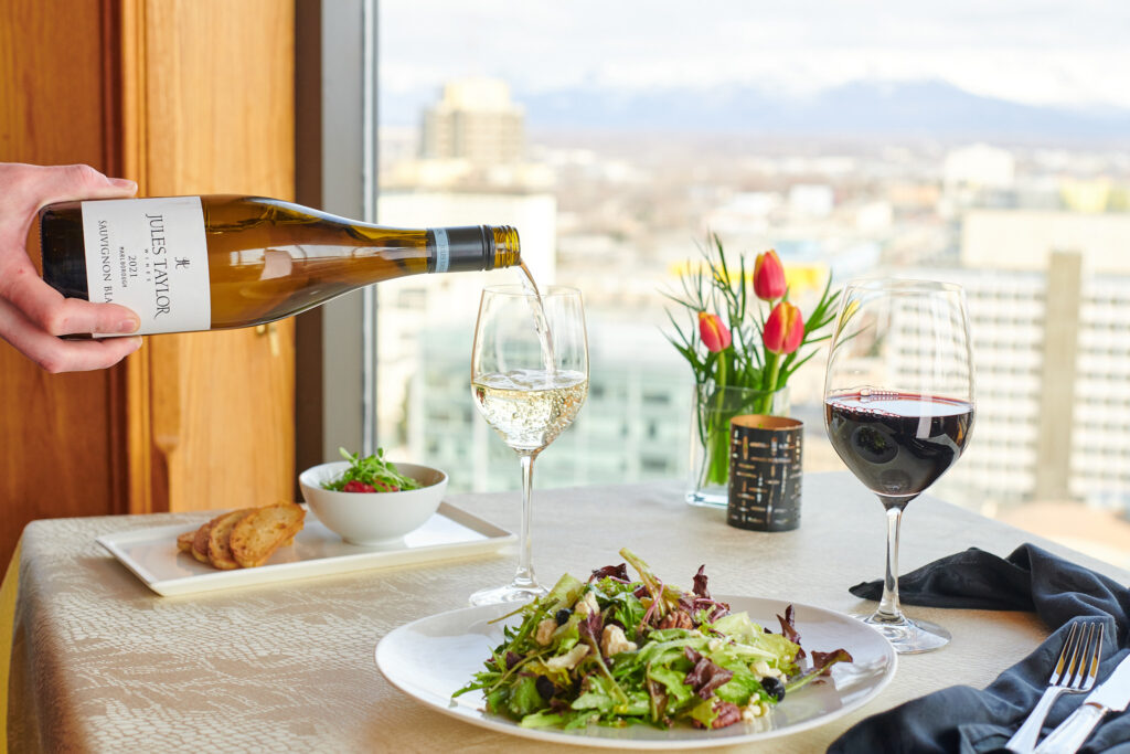 Hotel Captain Cook Wine Pour