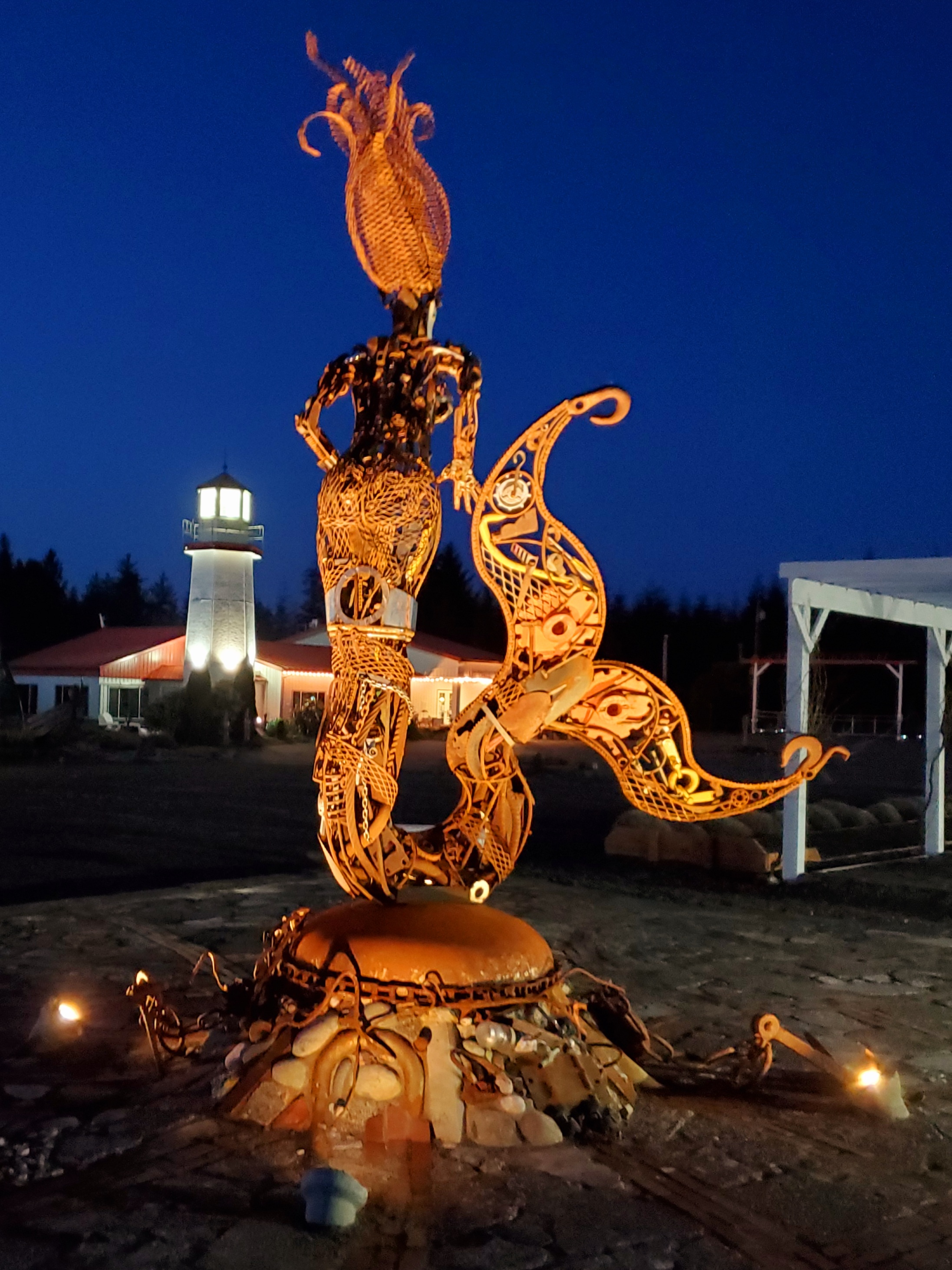 a-15-foot-tall-roadside-sculpture-beckons-visitors-day-and-night-to-the-resort