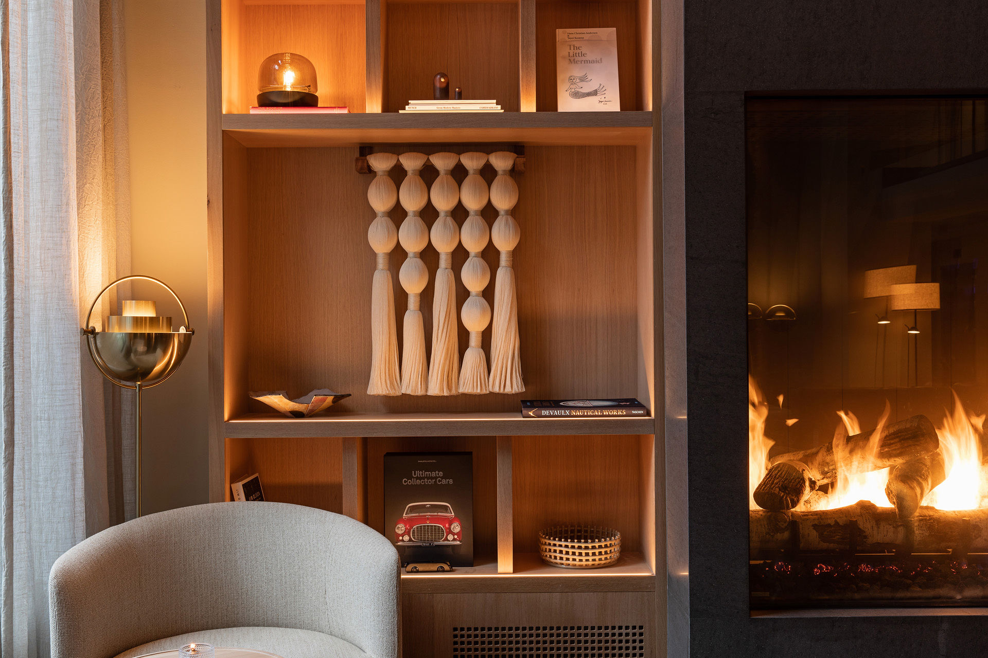 hotel-andra-lobby-fireplace