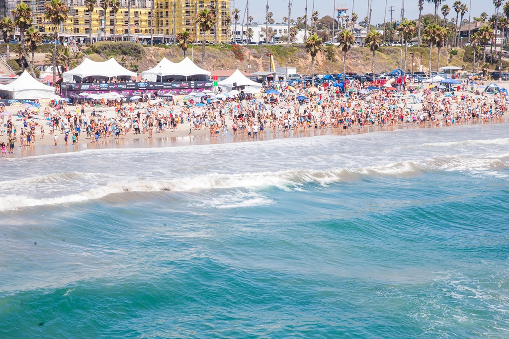 super-girl-contest-spectators