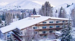 Knob Hill Inn Exterior Winter