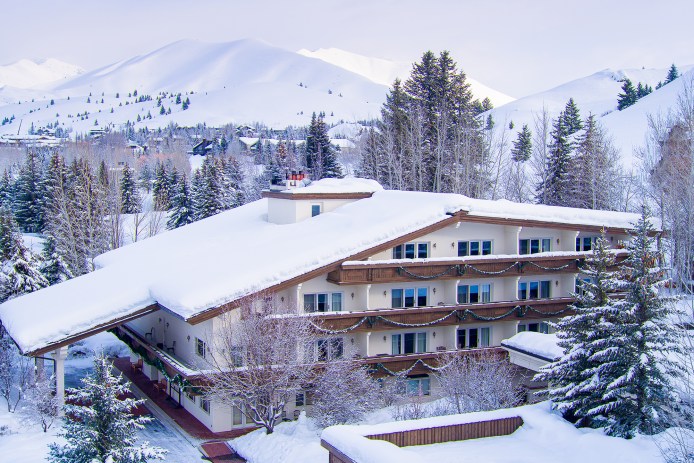 Knob Hill Inn Exterior Winter