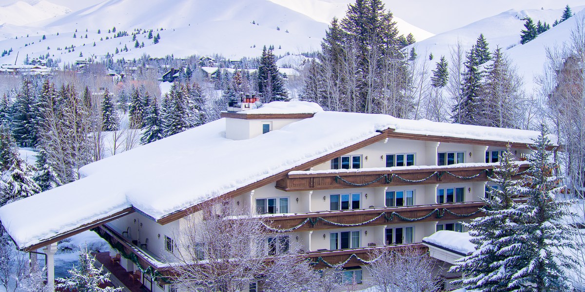 Knob Hill Inn Exterior Winter