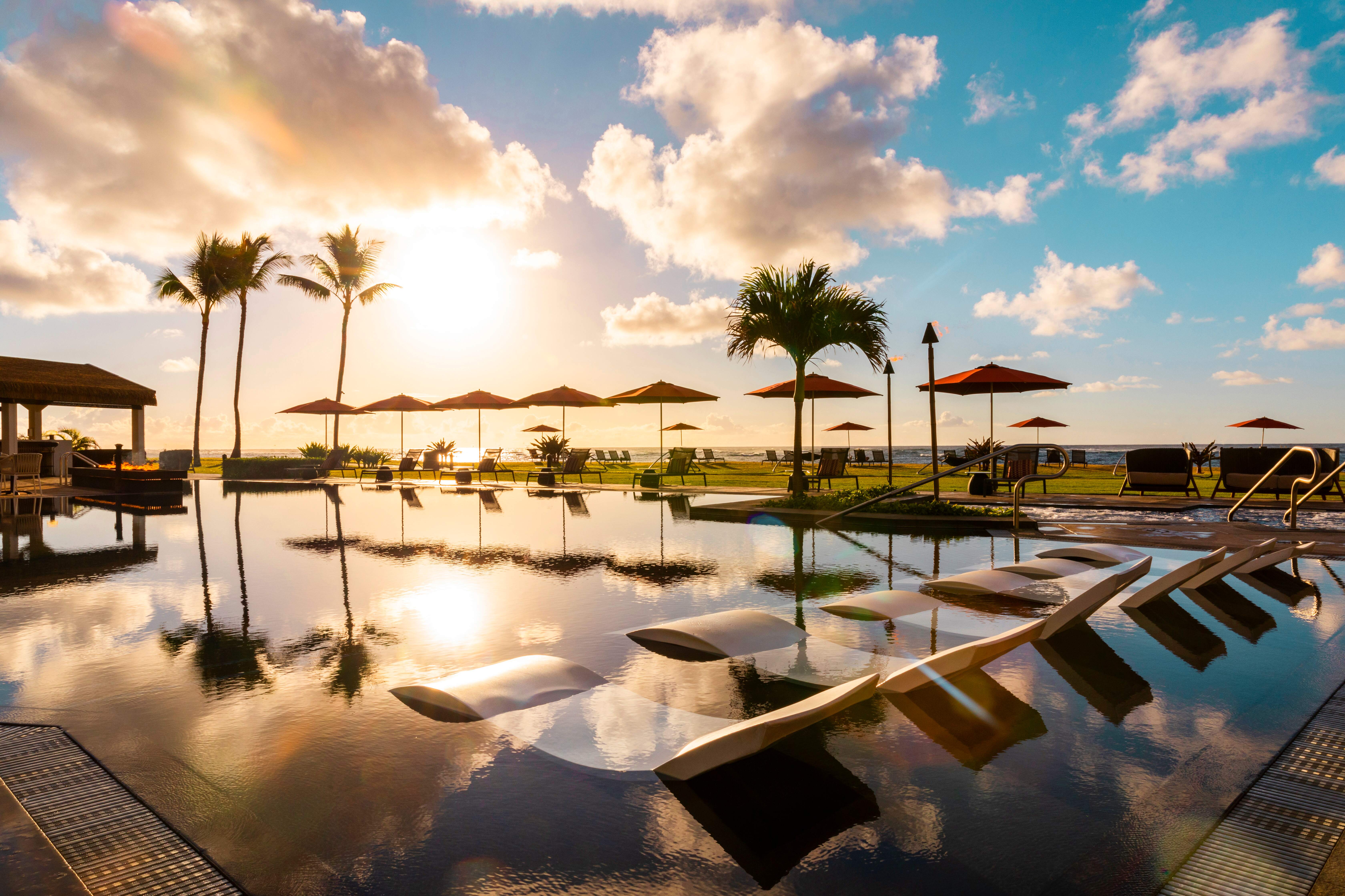 zero-edge-infinity-pool-at-sheraton-kauai-coconut-beach-resort