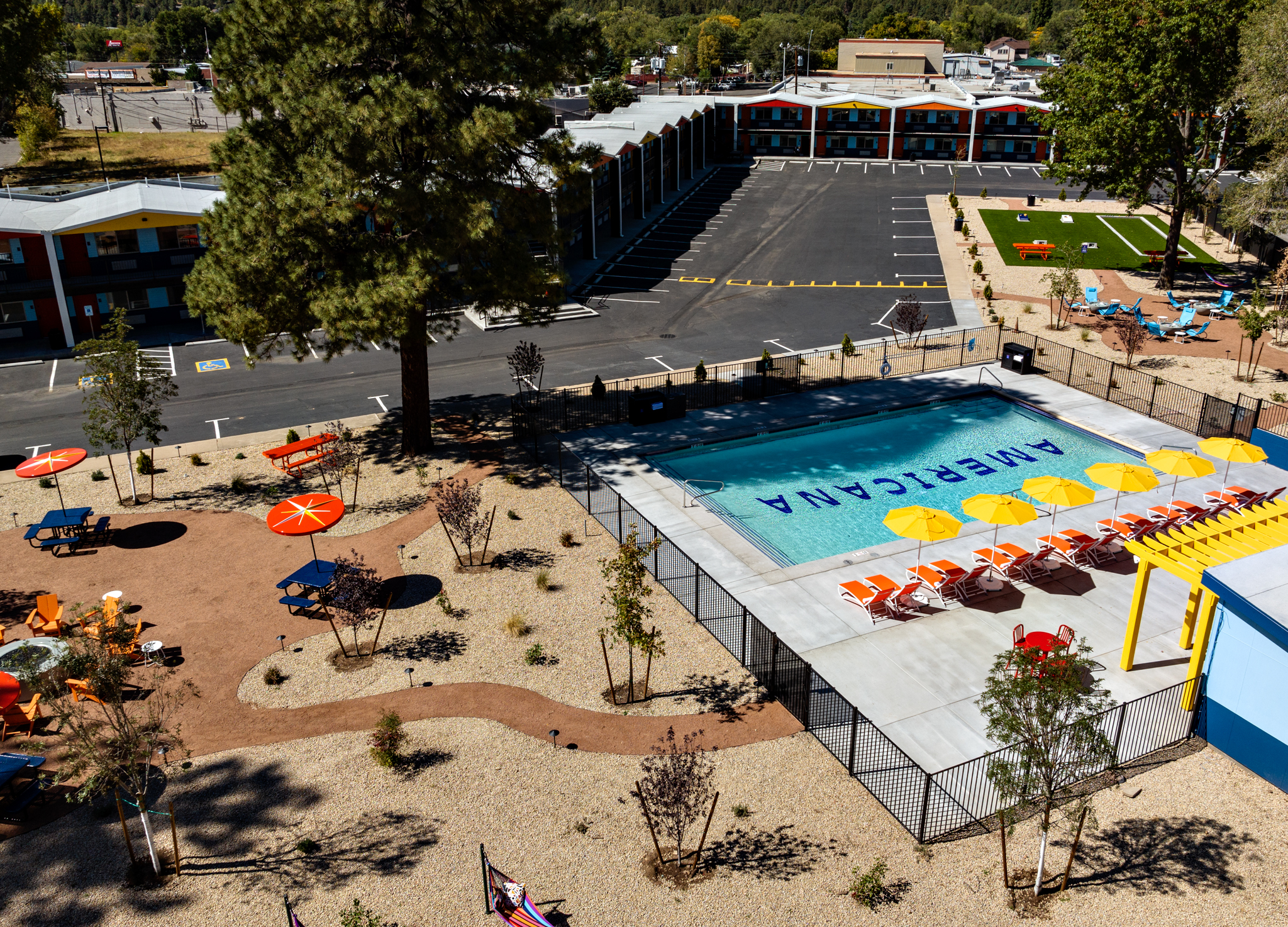 americana-motor-hotel-backyard-with-heated-pool-on-route-66-in-flagstaff