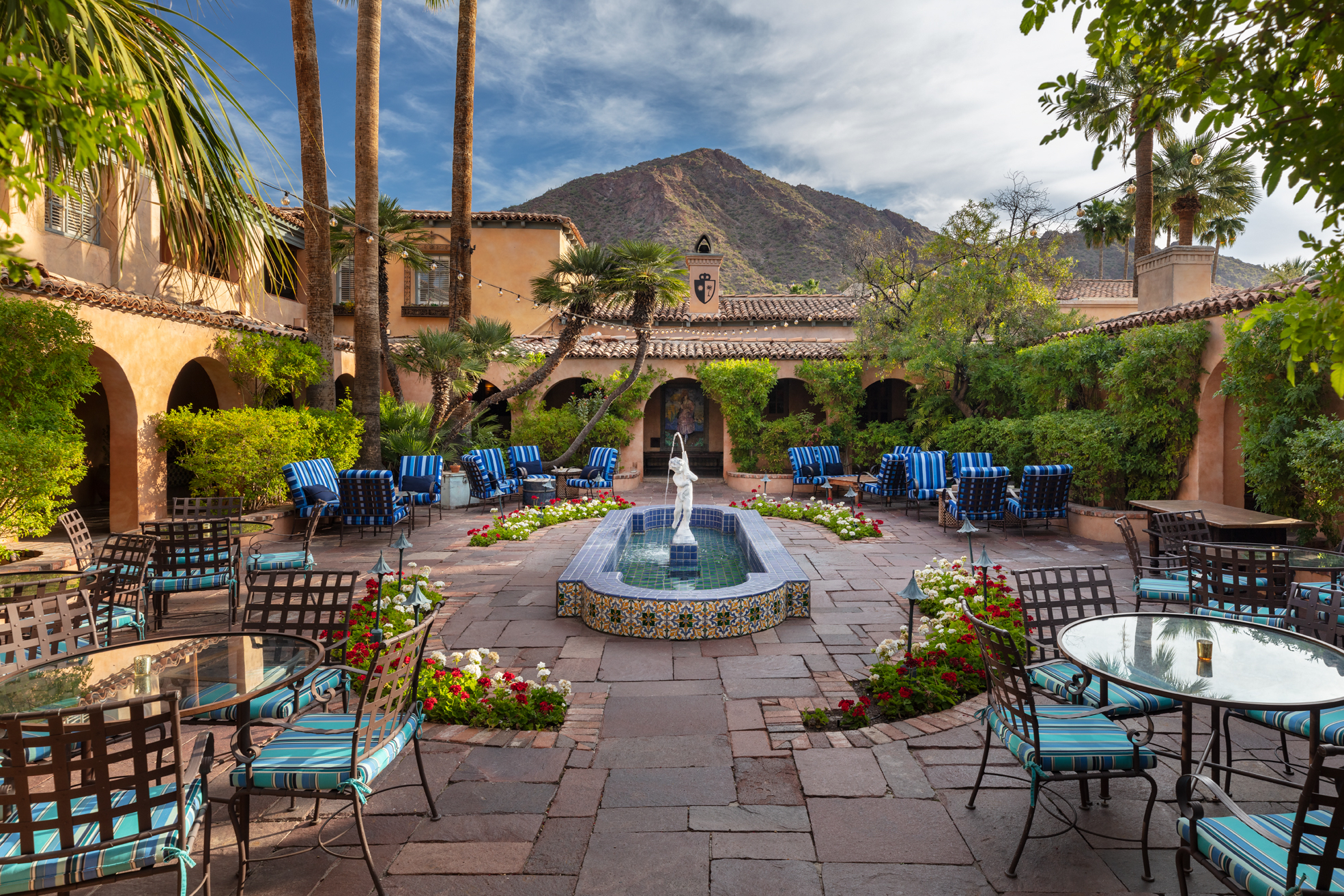 royal-palms-mansion-courtyard