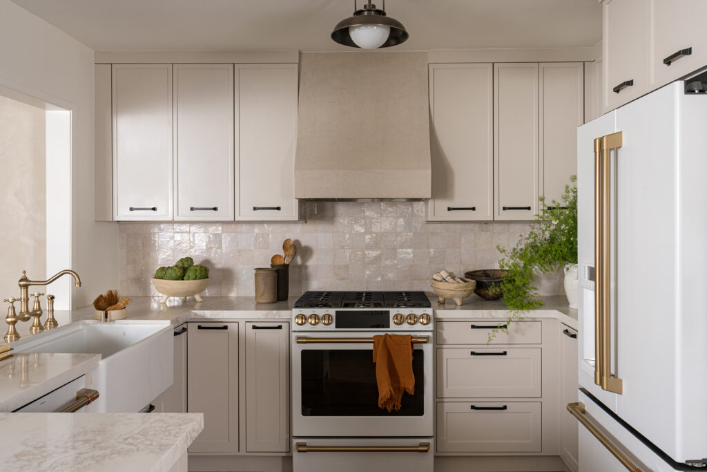 kitchen-long-beach-cottage-krimson-haus-pc-charlotte-lea