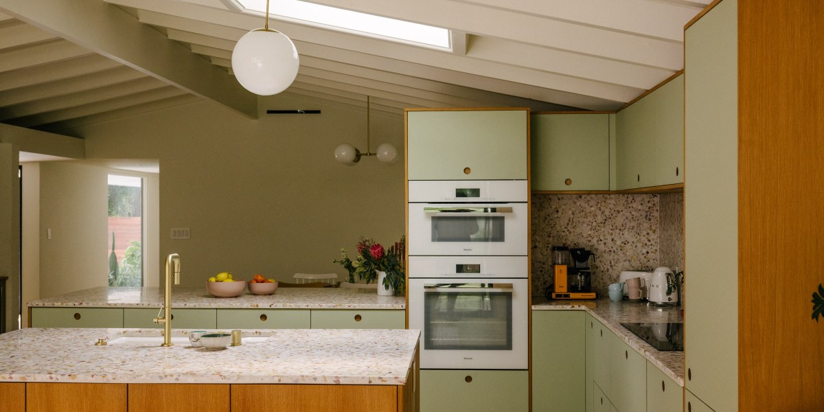 Kitchen in Mid-Century Modern House in La Canada by Arterberry Cooke